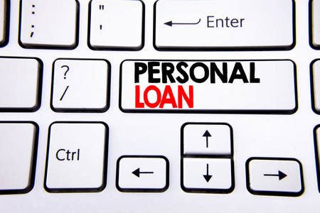 手写文字标题灵感显示个人贷款。银行财务帮助的业务概念写在白色键盘键与复制空间。顶部视图