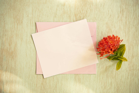 空白白色贺卡与花.用于样机模板.复古色调照片