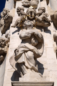 圣母玛利亚雕像, 在匈牙利布达佩斯的马加什教堂前的圣三位一体瘟疫专栏的细节