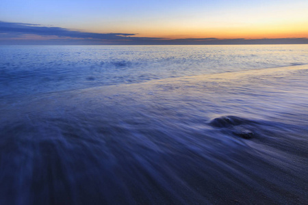 里海在日落时的海岸