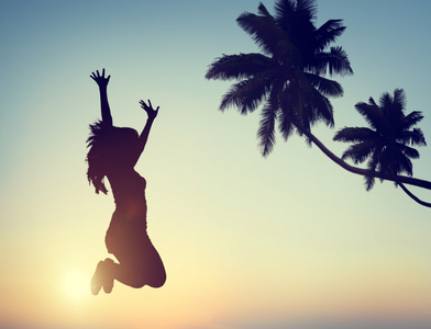 太阳剧团德返回年轻女子兴奋得跳起来照片