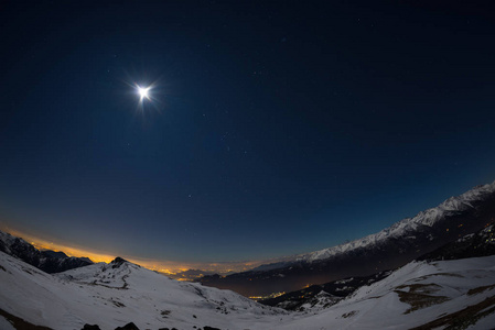 都灵城的灯火, 夜观从白雪覆盖的阿尔卑斯月光下。月亮和猎户星座, 晴空, 鱼眼镜头。意大利