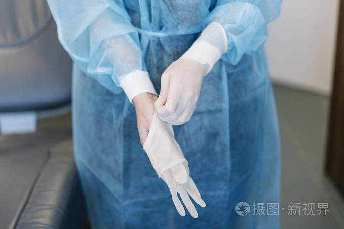 外科医生戴上手套术前特写