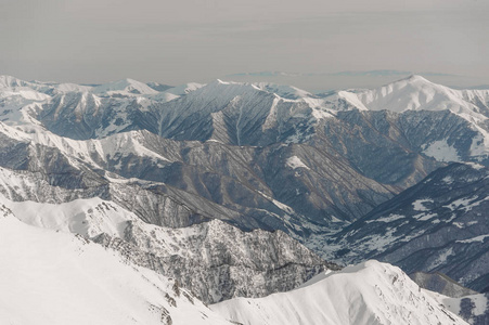 在古多里, 格鲁吉亚的天空下覆盖着积雪的冬季高山的美丽风景