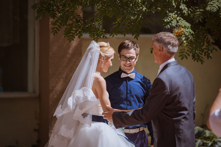 新娘父亲新娘和新郎在婚礼上海滩的父亲照片