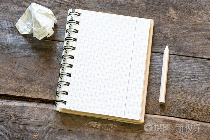 纸球和一支笔在空白的白床单