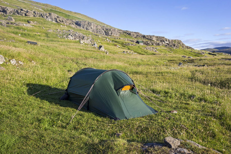 早晨, 景色宽阔的帐篷里。探险开始了。Eidi 露营地, 法罗群岛
