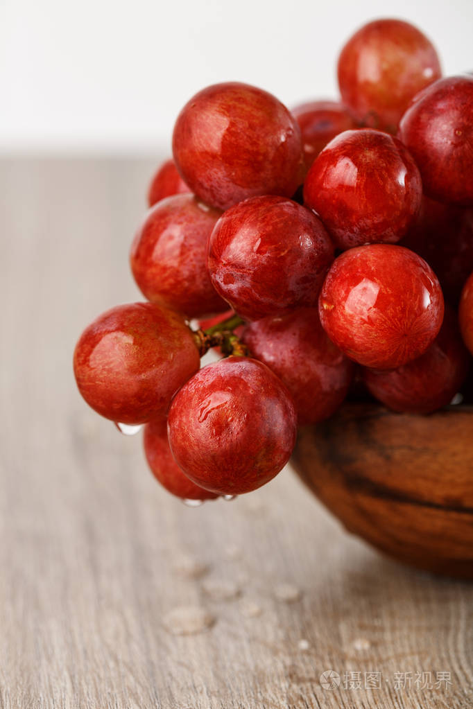 一串红葡萄在木制杯子里