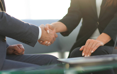 握手的男人微笑着祝你新春快乐,副本空间的东方女孩面带笑容的脸,商务