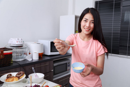 妇女在厨房准备沙拉酱在碗里