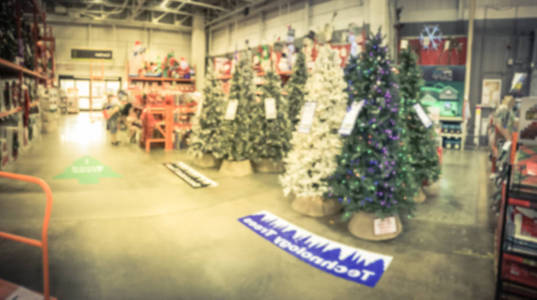 全景视图模糊背景客户购物经典和装饰圣诞树, 装饰品显示在美国德克萨斯州的五金店