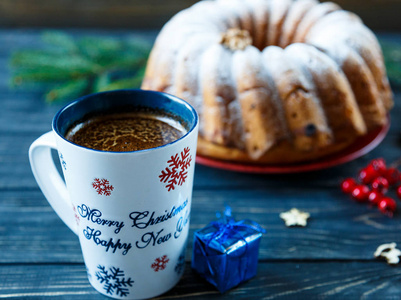 传统的水果蛋糕, 以糖粉坚果葡萄干和咖啡为圣诞装饰。Delicioius 自制糕点。新年和圣诞庆典概念