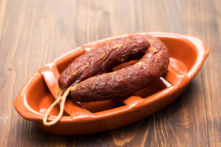 葡萄牙熏香肠在褐色陶瓷盘