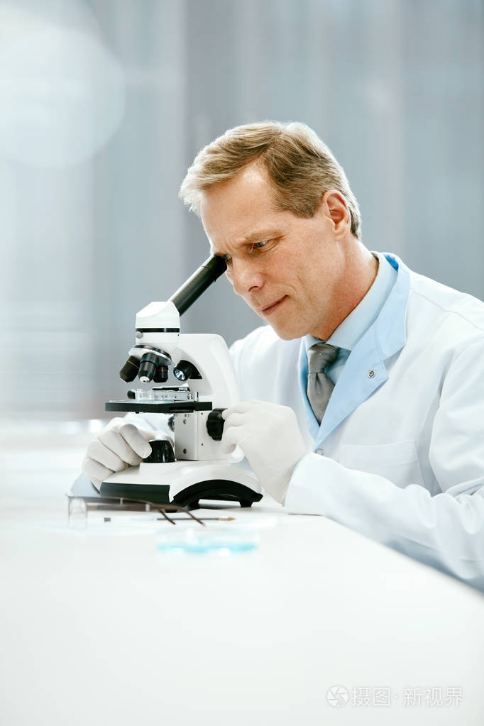 临床试验实验室用显微镜的科学家