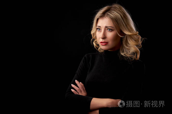 可爱的哀伤的妇女在黑海龟脖子衬衣
