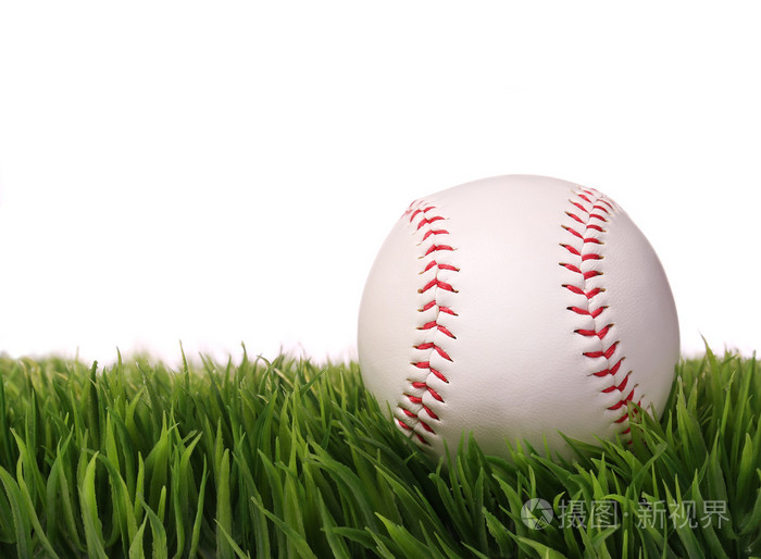 在孤立的白色衬底上的绿色草地上的棒球。球与裁剪 p