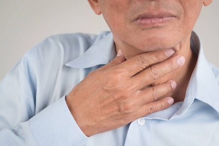 坏叔叔生病的老人与咽喉肿痛,喉炎,回流照片