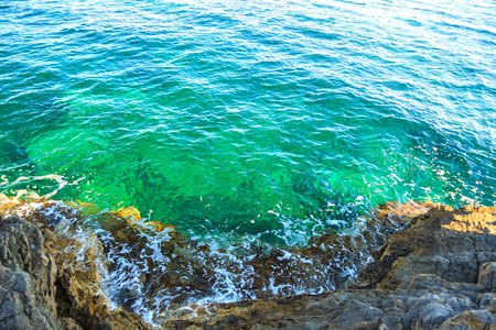 在岩石附近海平静冲浪