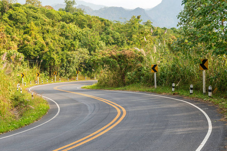 美丽的弯曲的道路上的山