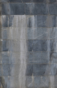 潮湿时覆盖白色条纹的大型花岗岩砖墙的质地