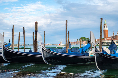 威尼斯运河沿线建筑的缆车景观