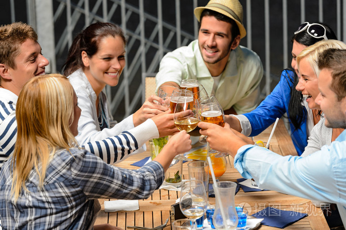组的开朗举杯同饮