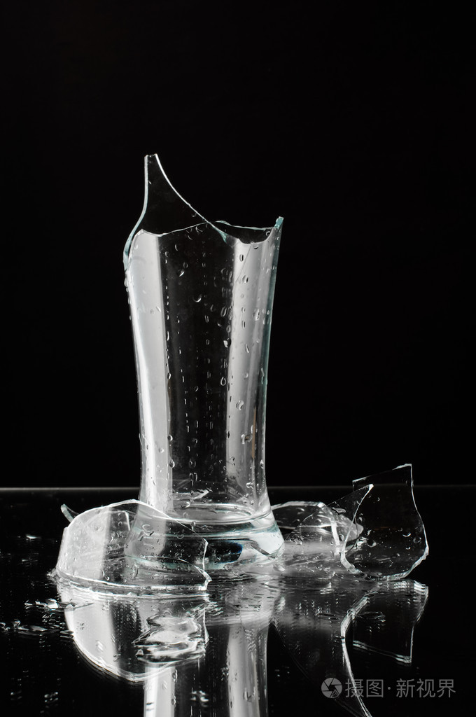孤立在黑色背景上的玻璃碎片