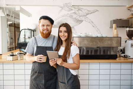 咖啡商业概念快乐的年轻夫妇小型咖啡店的企业主工作和刨片