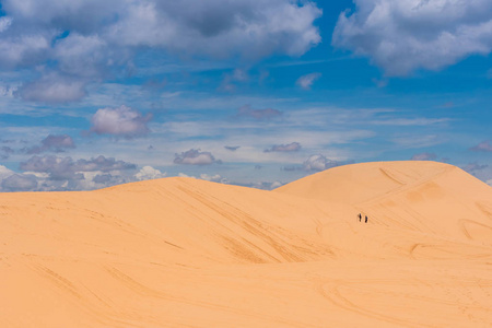 梅 Ne 的黄色沙丘是越南的一个热门旅游胜地。