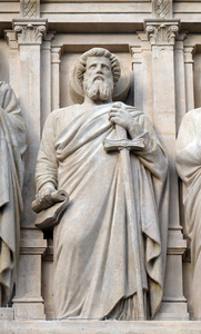 在法国巴黎圣奥古斯丁教堂立面上的雕像, 使徒圣保罗