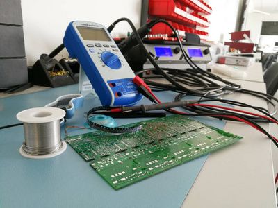 elektronics 设计开发车间的桌面视图与各种工具