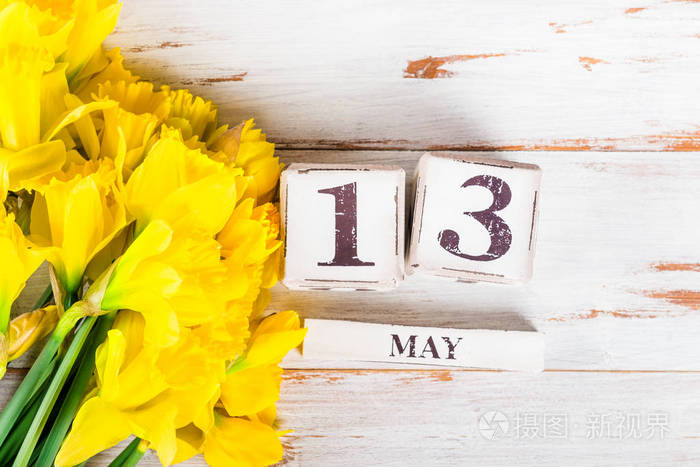 春天花和木块与母亲日日期, 5月13日