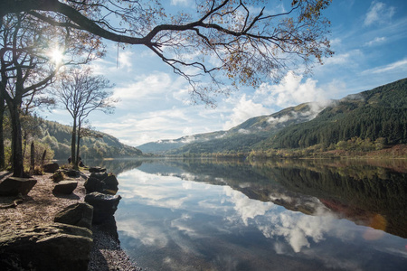 Lubnaig 湖, 苏格兰高地洛蒙德湖和 Trossachs 国家公园的一部分。树和山的倒影在水上, 在秋天