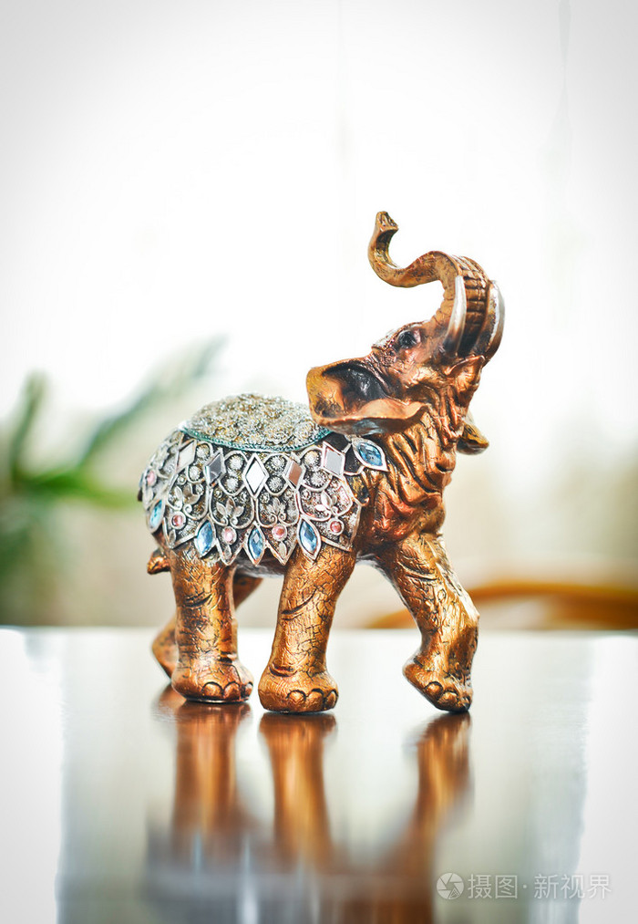 金色的印度大象在桌子上装饰大象雕像小象