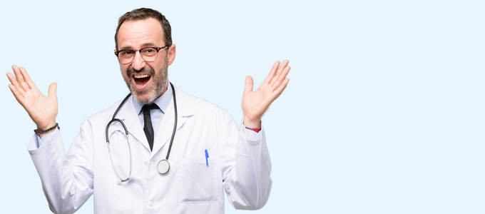 医生资深的人, 医疗专业高兴和惊奇欢呼表达的哇手势孤立的蓝色背景