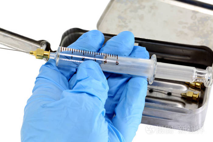 医生用老式玻璃注射器和钢容器消毒柜