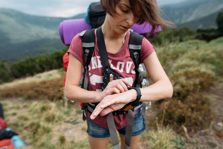 女孩女人去爬山