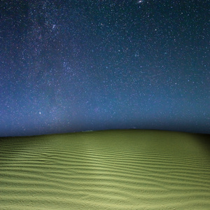 在繁星满天的夜晚沙质荒漠图片