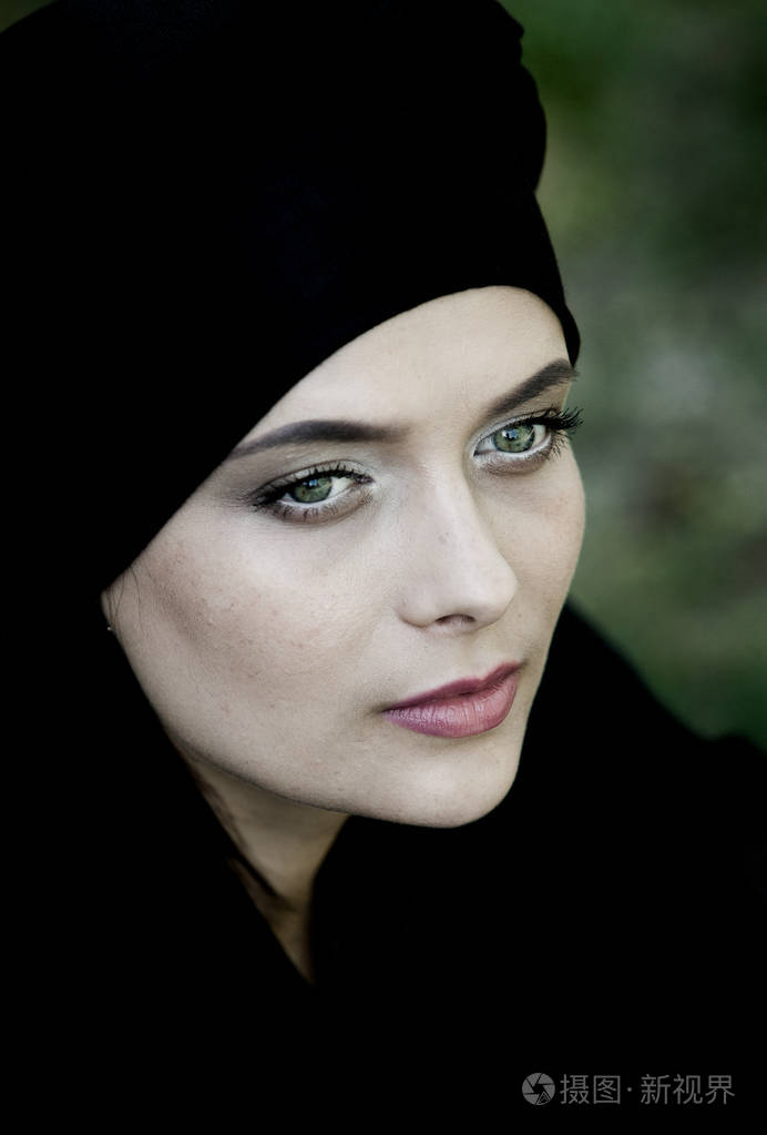 戴头巾的年轻阿拉伯妇女