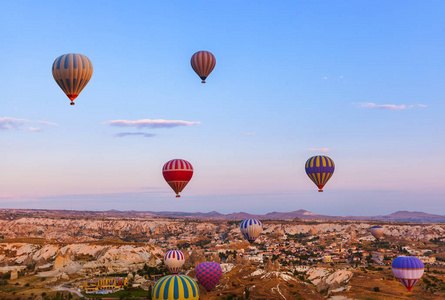热气球飞越卡帕多西亚土耳其照片