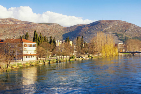 Trebisnjica 河岸边的特雷比涅, 在一个阳光明媚的春天。波斯尼亚和黑塞哥维那