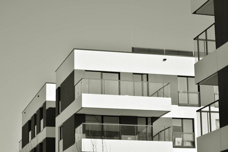 幕墙的现代的公寓楼。黑色和白色