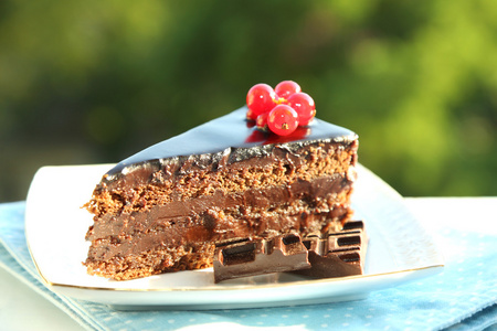 巧克力蛋糕与新鲜浆果在板上