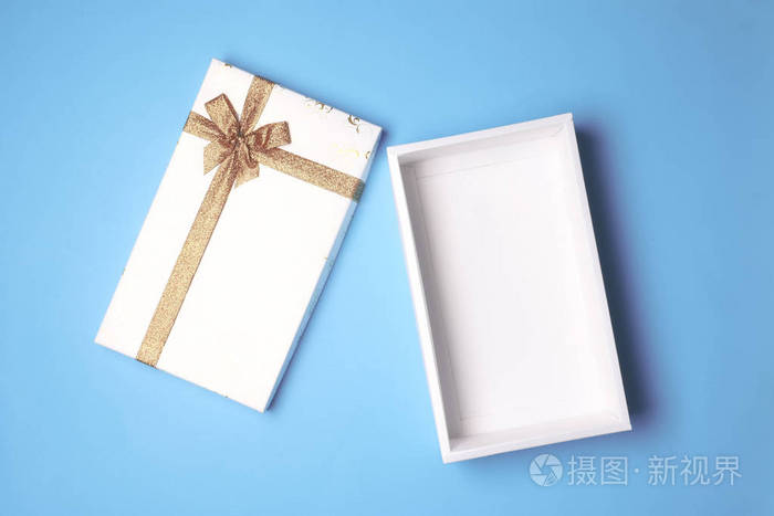 蓝色背景上打开白色礼品盒的顶部视图