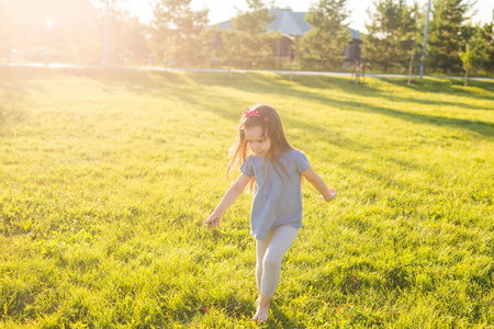 快乐的孩子奔跑在夏天公园里