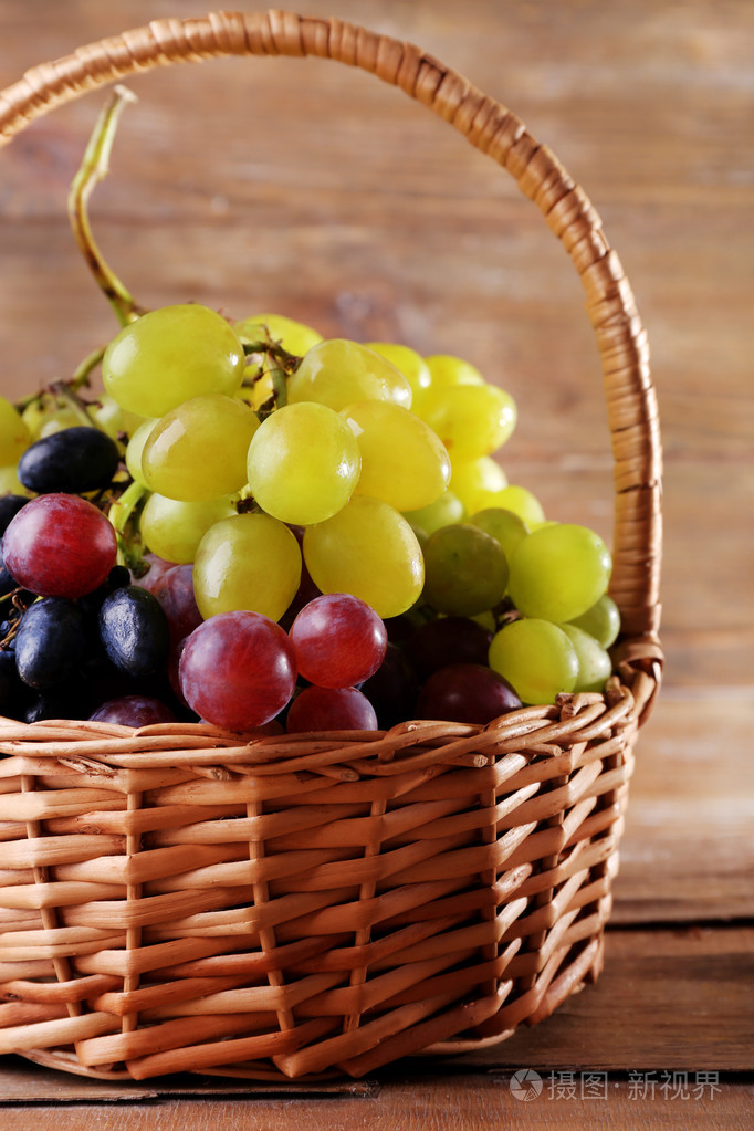 不同种类的葡萄在柳条编织的篮子