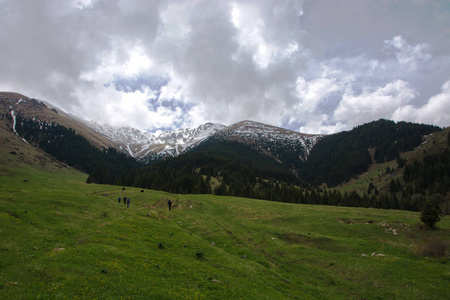 美丽的景色的绿色山丘陵蓝色多云的天空吉尔吉斯斯坦。风景秀丽的高山景观与山脉