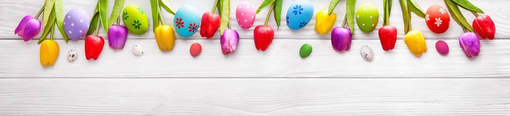 复活节彩蛋与木材背景上的花朵