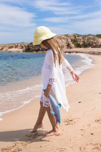 可爱的小女孩在地处热带的海滩在意大利度假期间玩得开心