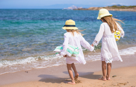 lilla sta tjejer gr p vita stranden under semester